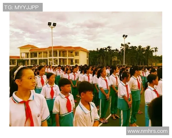 《从贫困小镇到足球巅峰追梦少年励志故事》 《从贫困小镇到足球巅峰追梦少年励志故事》