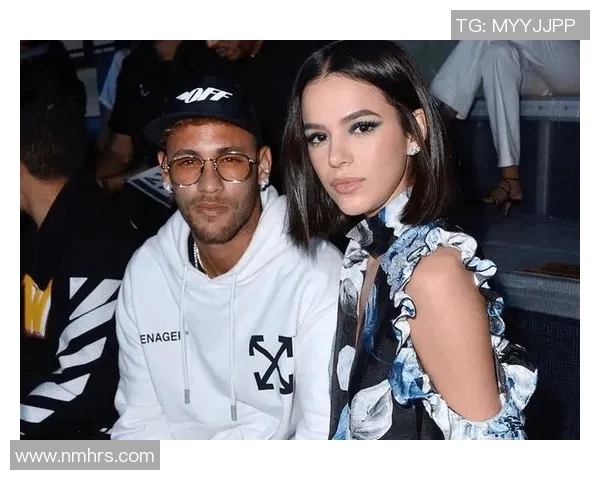 与足球明星亲密合影的神秘女子身份揭秘引发热议